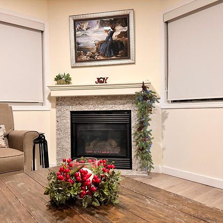 Apartament B212 Hot Tub, Ac X3, Parking, 2 Min To Banff Gate Canmore Zewnętrze zdjęcie