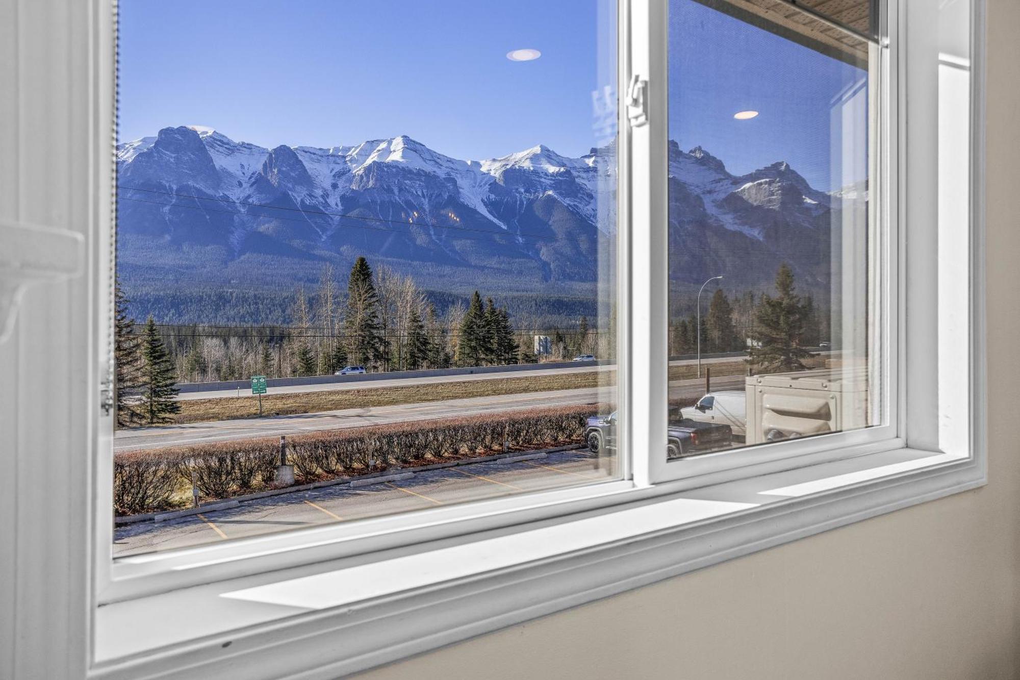 Apartament B212 Hot Tub, Ac X3, Parking, 2 Min To Banff Gate Canmore Zewnętrze zdjęcie