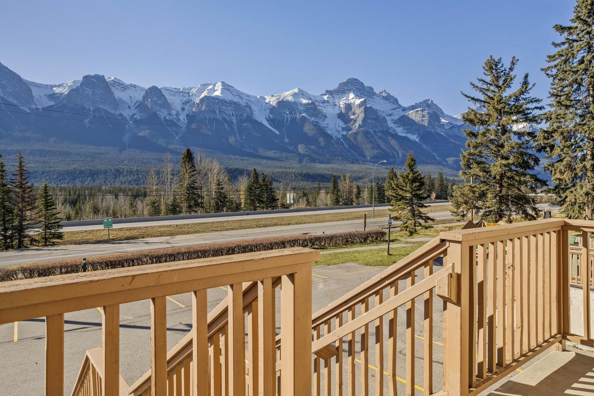 Apartament B212 Hot Tub, Ac X3, Parking, 2 Min To Banff Gate Canmore Zewnętrze zdjęcie