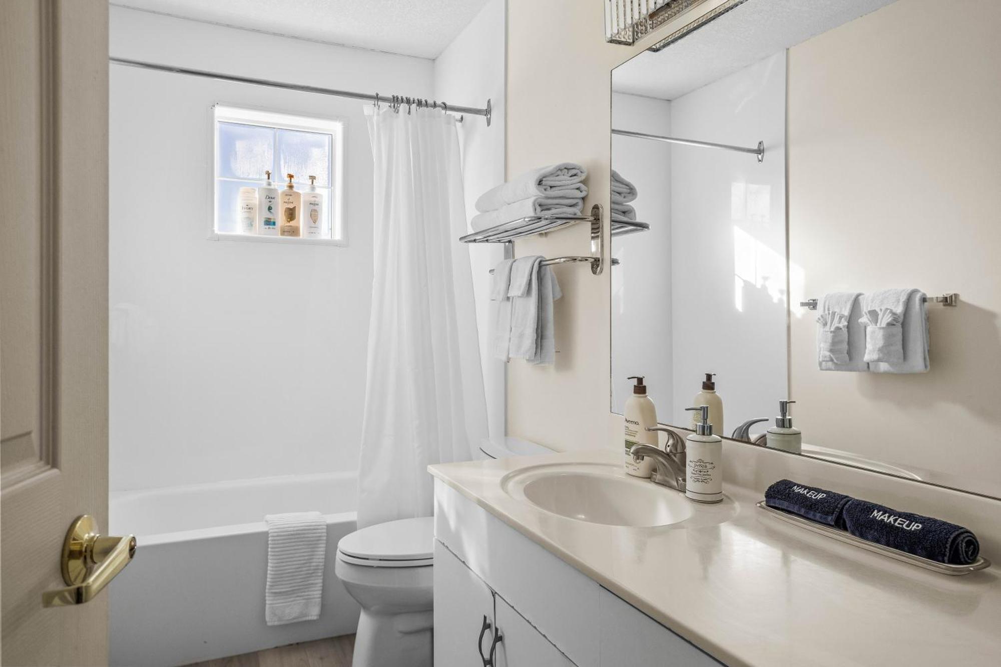 Apartament B212 Hot Tub, Ac X3, Parking, 2 Min To Banff Gate Canmore Zewnętrze zdjęcie