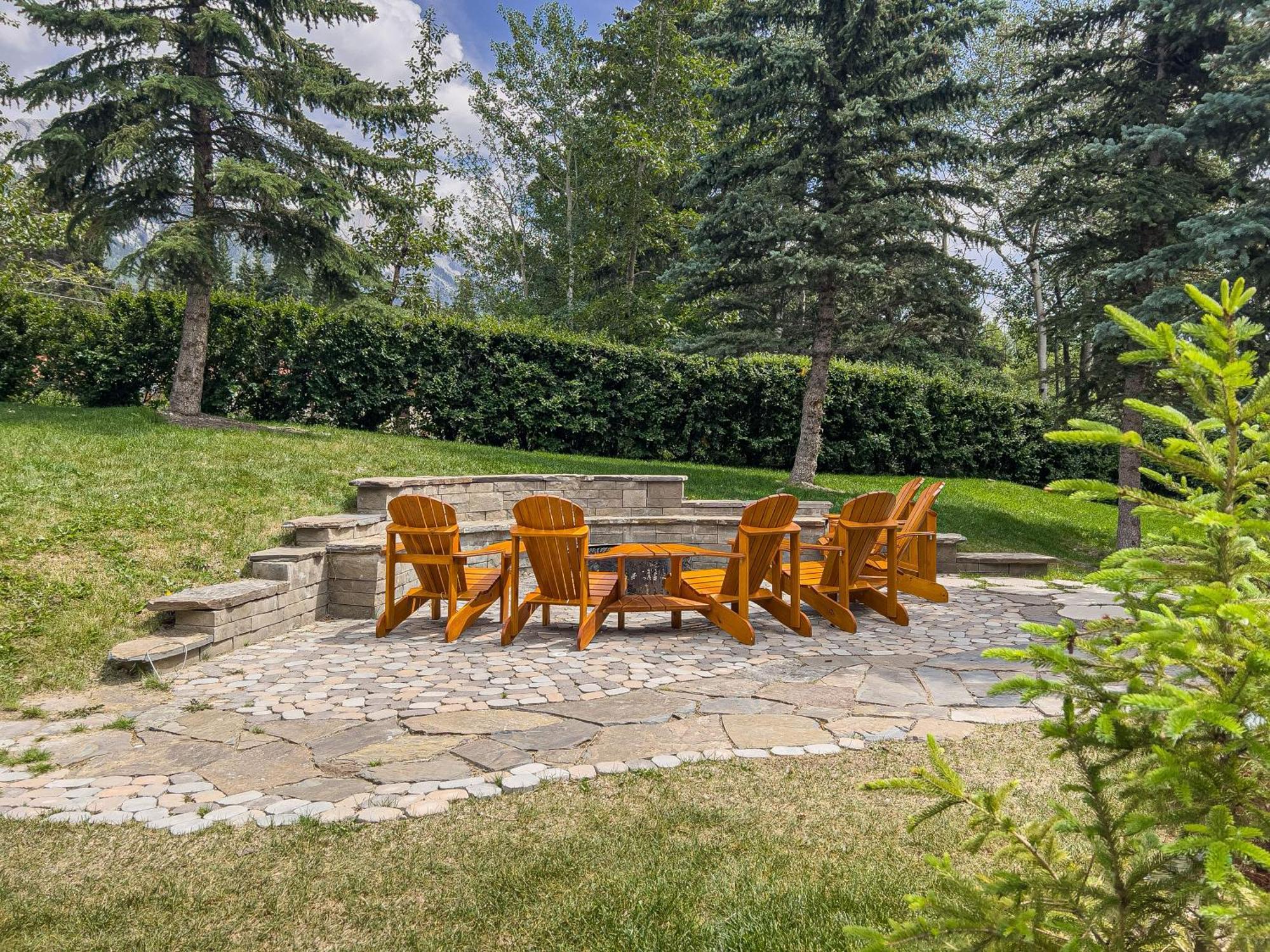 Apartament B212 Hot Tub, Ac X3, Parking, 2 Min To Banff Gate Canmore Zewnętrze zdjęcie