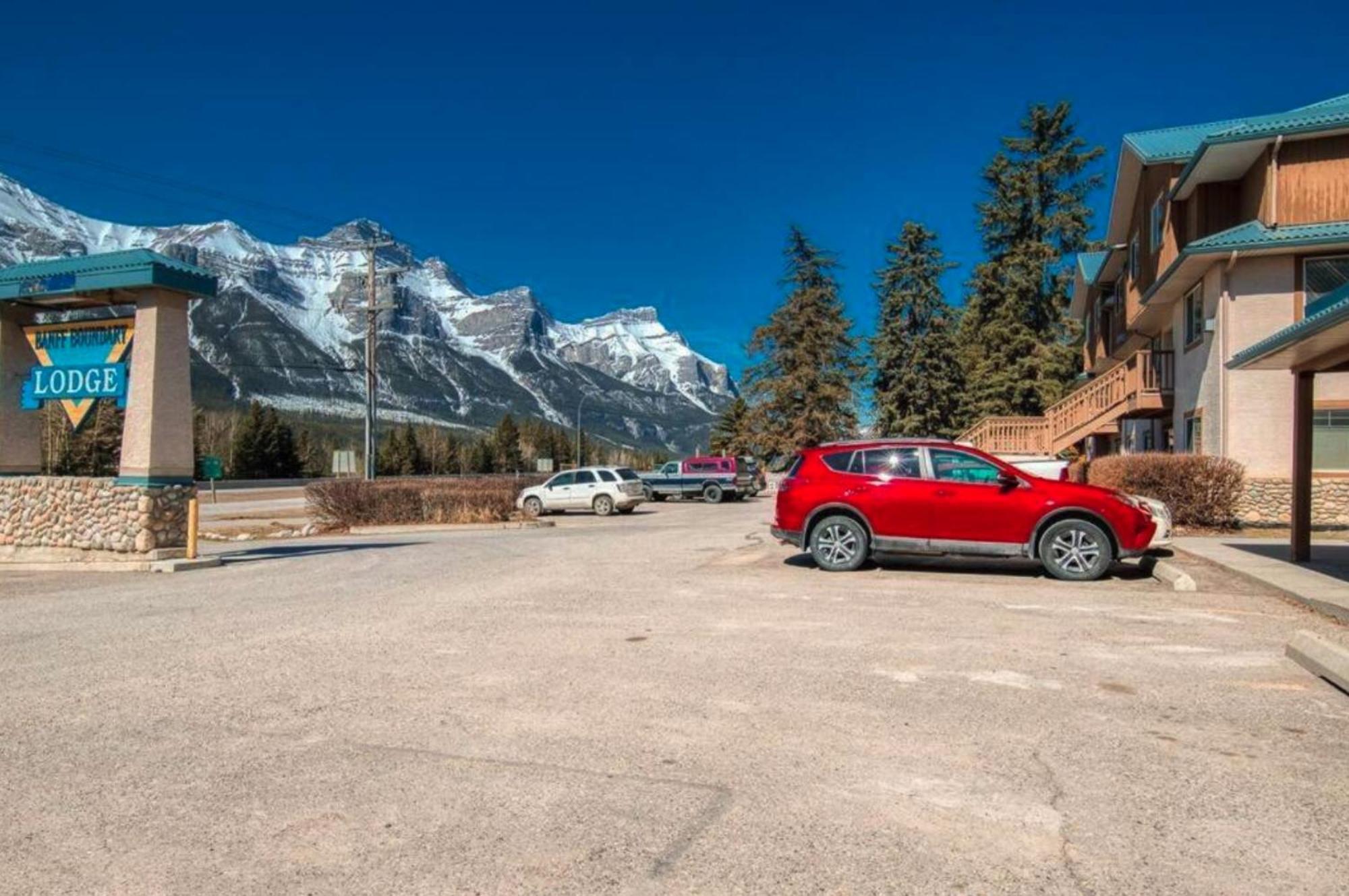 Apartament B212 Hot Tub, Ac X3, Parking, 2 Min To Banff Gate Canmore Zewnętrze zdjęcie