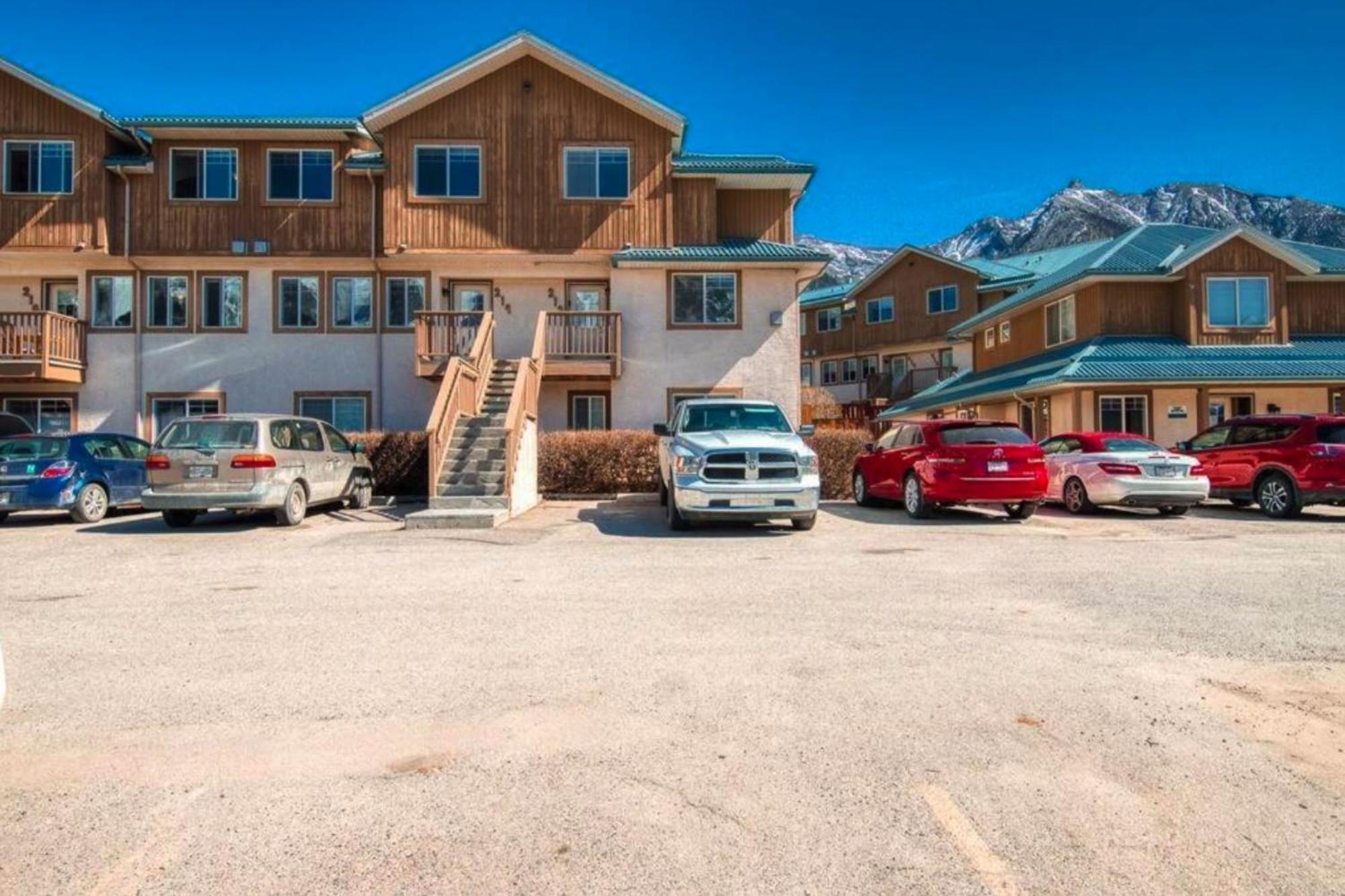 Apartament B212 Hot Tub, Ac X3, Parking, 2 Min To Banff Gate Canmore Zewnętrze zdjęcie