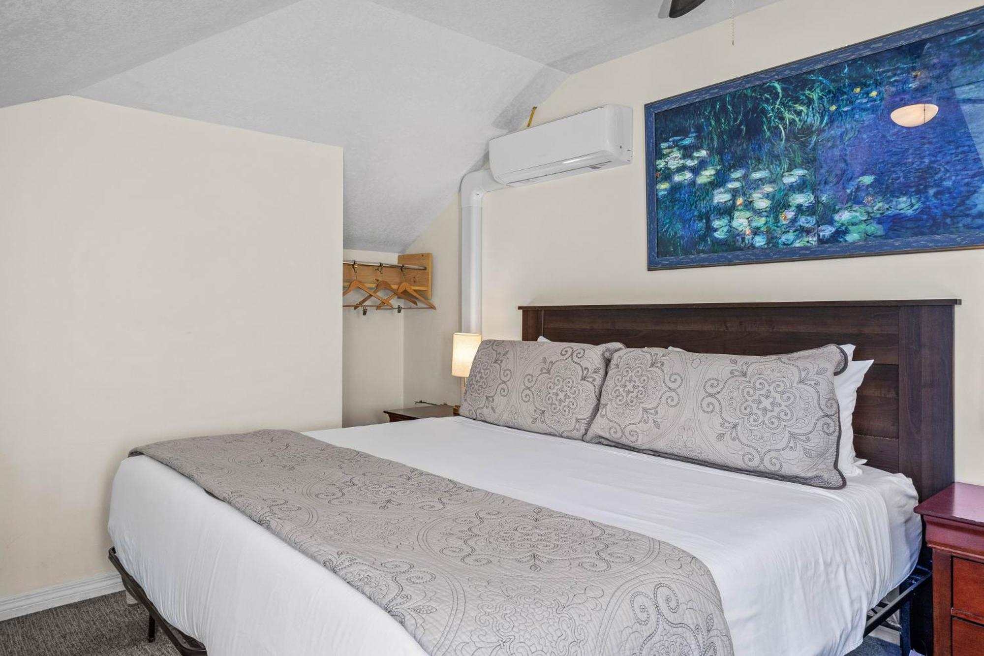 Apartament B212 Hot Tub, Ac X3, Parking, 2 Min To Banff Gate Canmore Zewnętrze zdjęcie