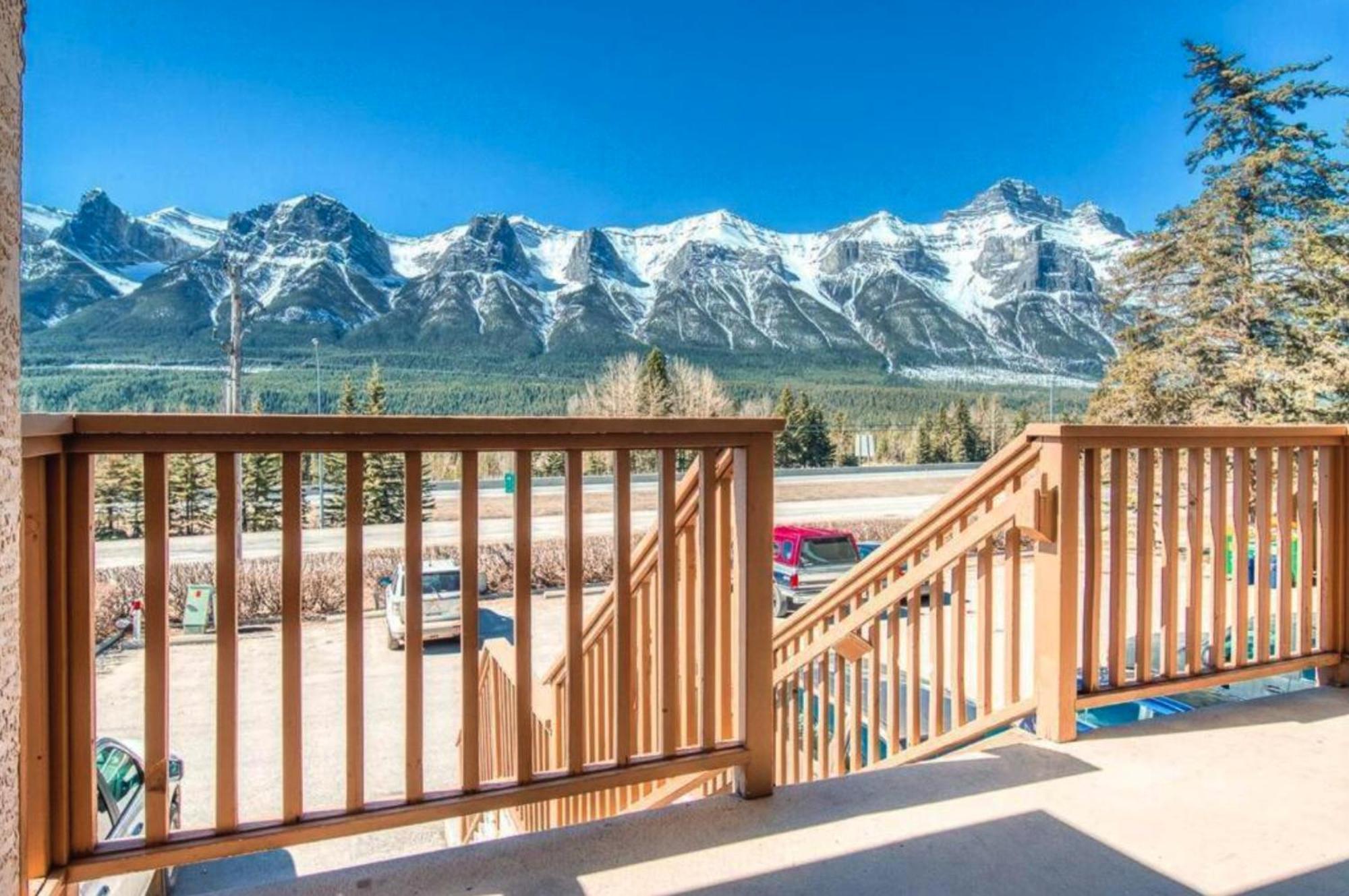 Apartament B212 Hot Tub, Ac X3, Parking, 2 Min To Banff Gate Canmore Zewnętrze zdjęcie