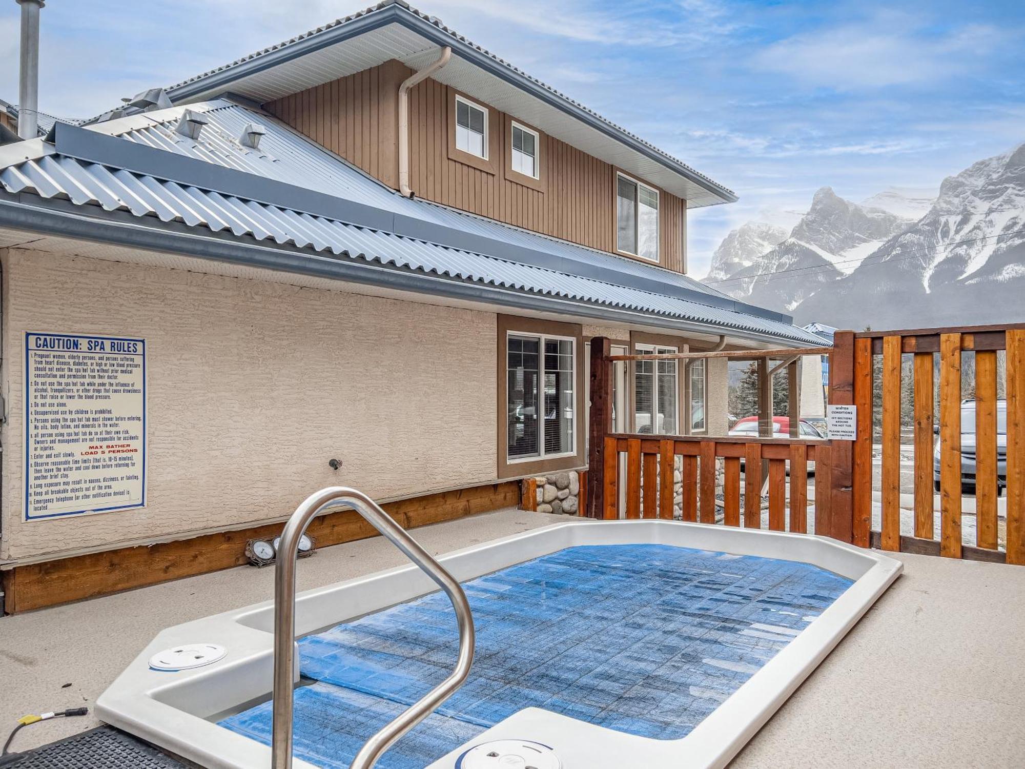 Apartament B212 Hot Tub, Ac X3, Parking, 2 Min To Banff Gate Canmore Zewnętrze zdjęcie