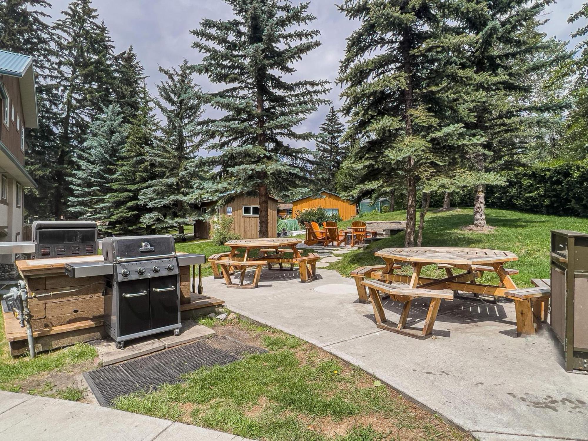 Apartament B212 Hot Tub, Ac X3, Parking, 2 Min To Banff Gate Canmore Zewnętrze zdjęcie