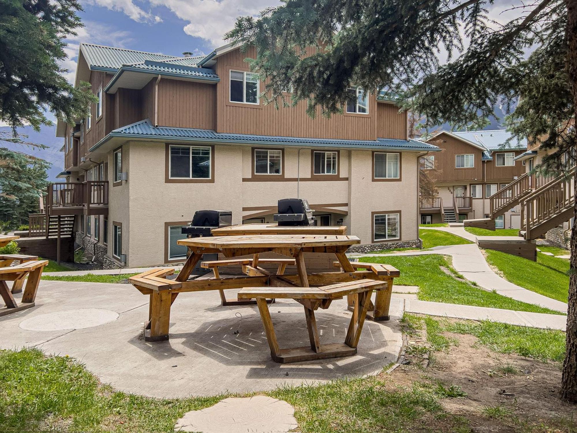 Apartament B212 Hot Tub, Ac X3, Parking, 2 Min To Banff Gate Canmore Zewnętrze zdjęcie