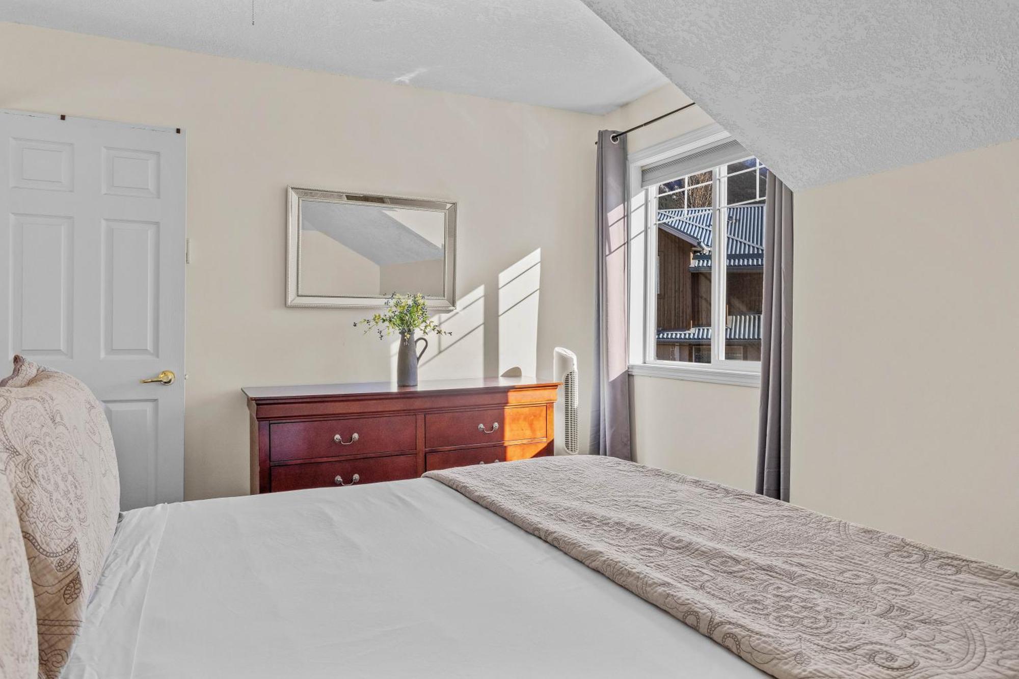 Apartament B212 Hot Tub, Ac X3, Parking, 2 Min To Banff Gate Canmore Zewnętrze zdjęcie